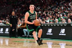 华体会-超六风采！普理查德上半场9中5得14分 三分7中3