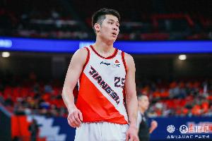 直播吧：上海与崔晓龙签下3年常规合同